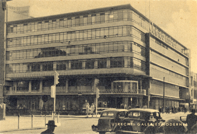 1268 Gezicht op de zij- en voorgevel van Galeries Modernes (Oudegracht, hoek Lange Viestraat) te Utrecht.
